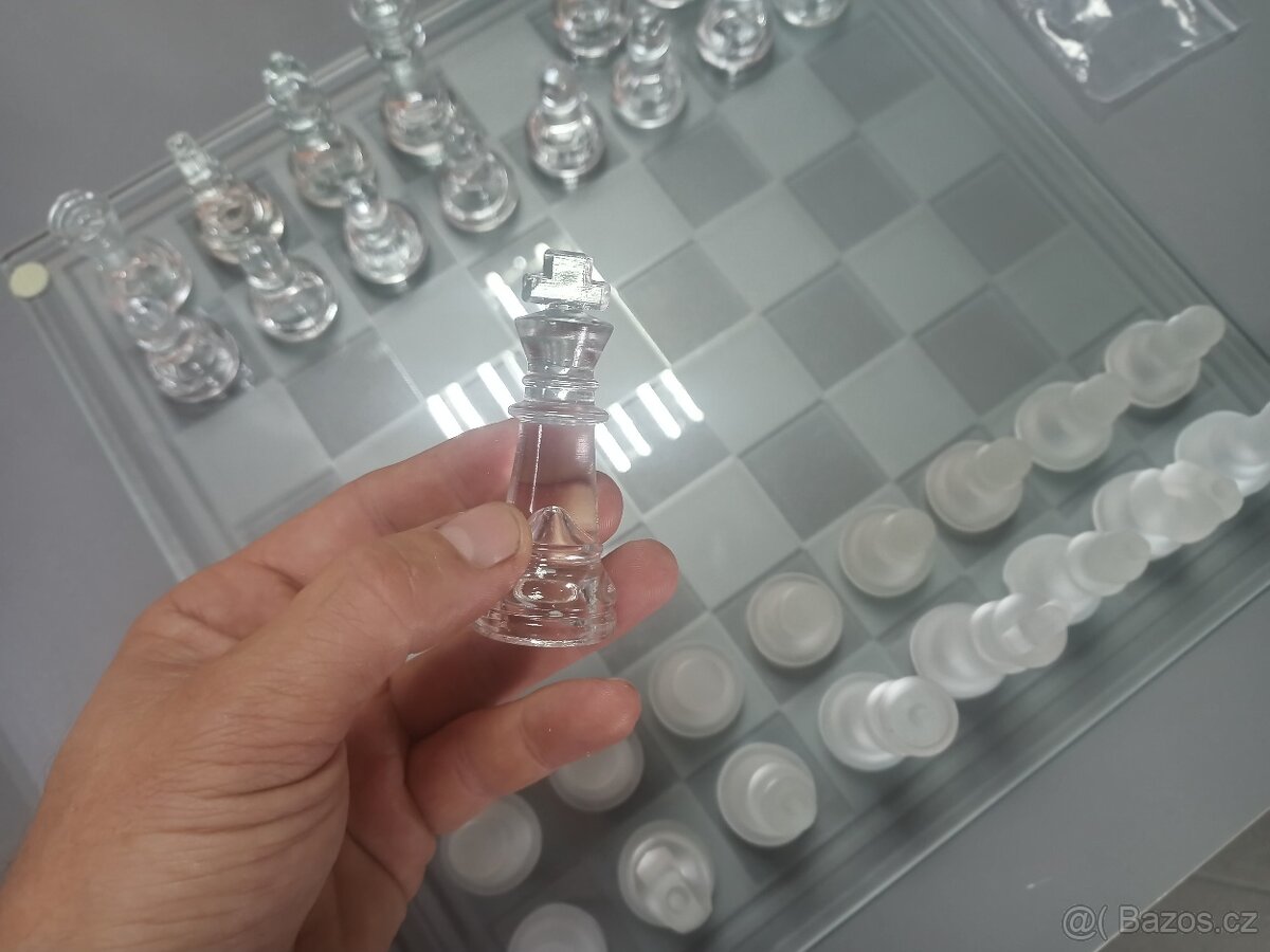 Prodám kompletní velký šachový set čiré vs. broušené - 4