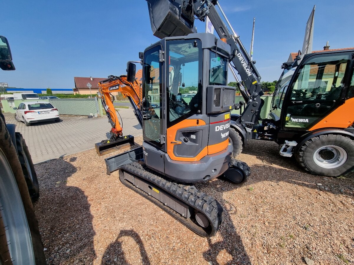 Minirypadlo Develon DX35-7 - 4