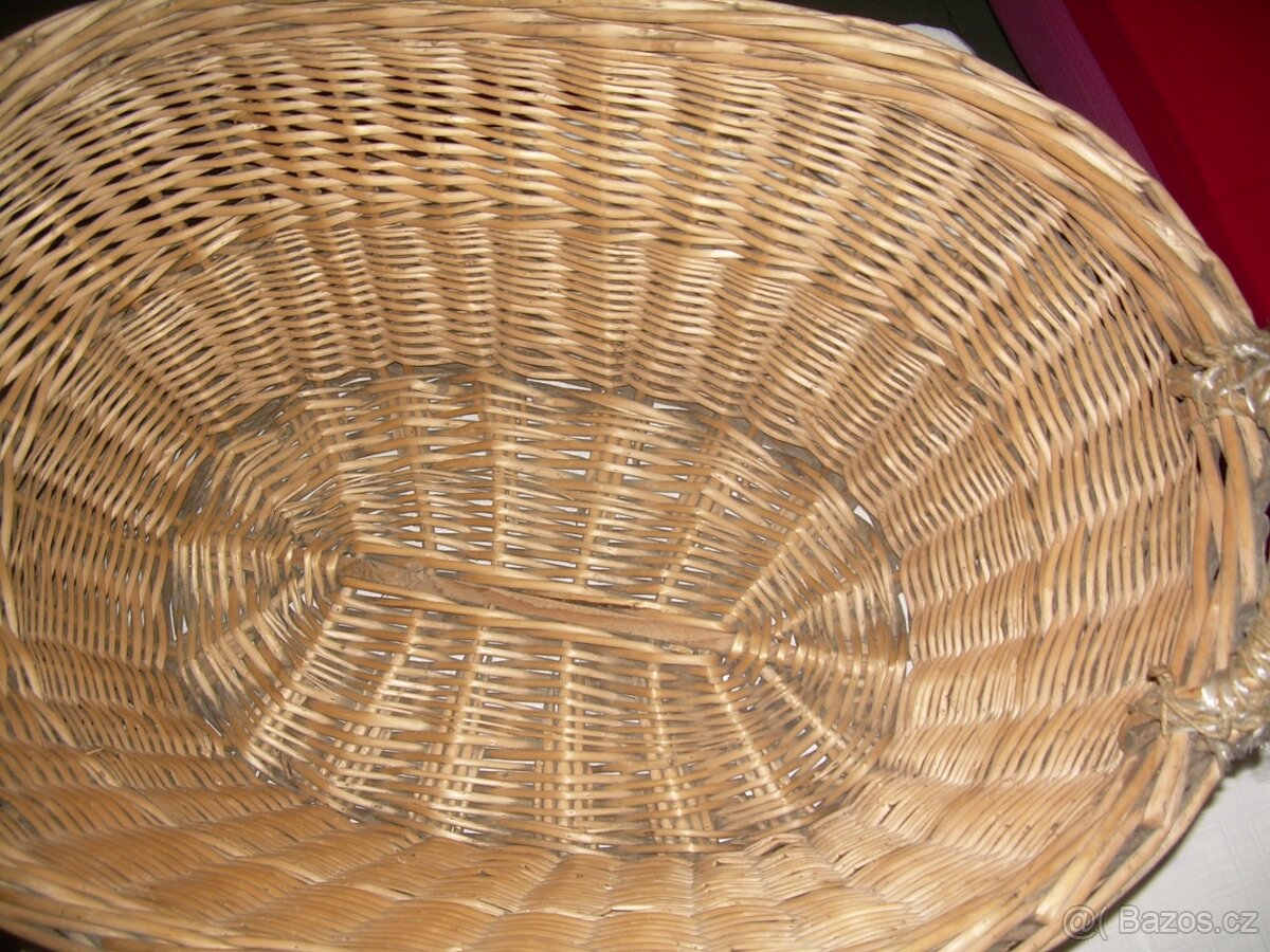 vyřezávaná polička - dřevo, kbelíčky, stereo,proutěný koš - 4