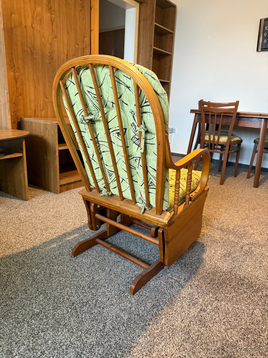 Rozkládací gauč s houpacím křeslem a bobkem - 4