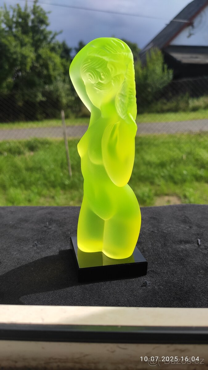 soška dívky uranové sklo 18cm top stav - 4