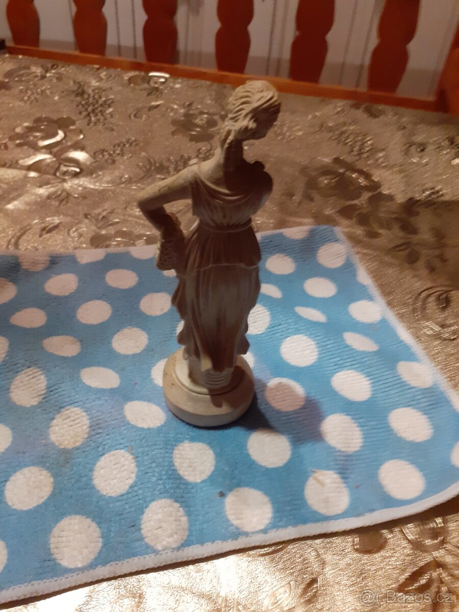 Starožitný kříž ,skleněný obrázek, soška bohyně - 4