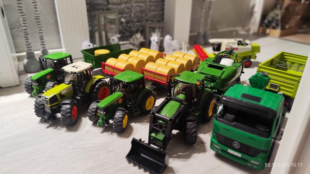 Bruder – traktory + vleky + příslušenství - 4