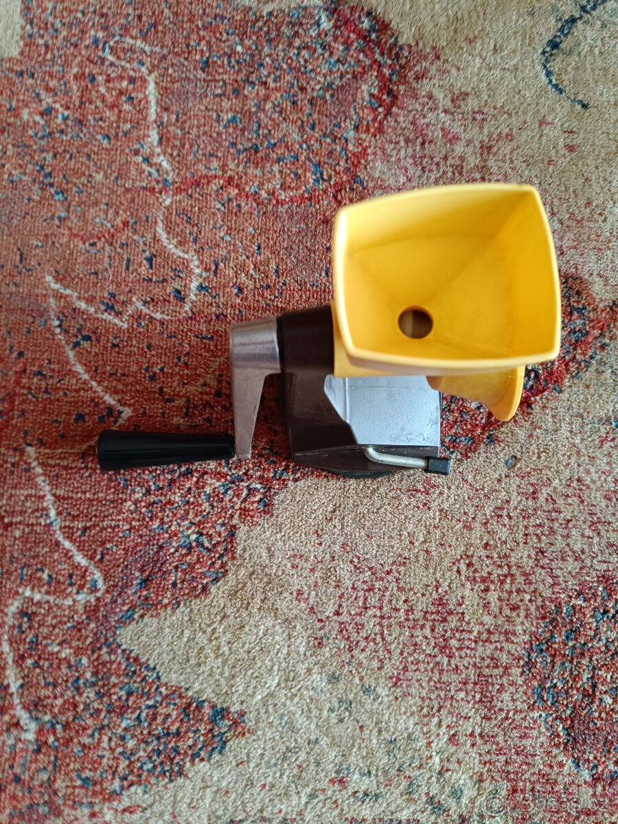 Ruční kráječ, mlýnek, formy a jiné - 4