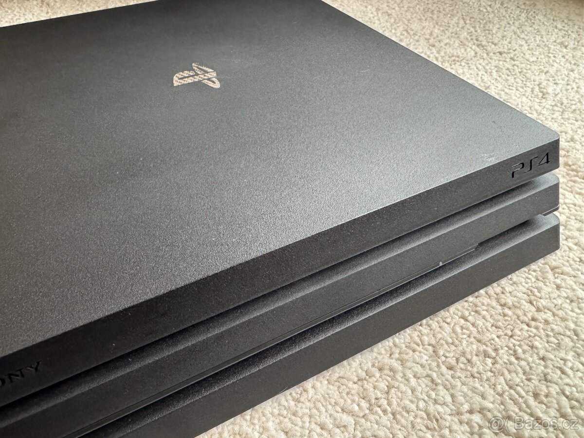 PS4 Pro 1TB + 2 ovladače + 5 her – kompletní set - 4