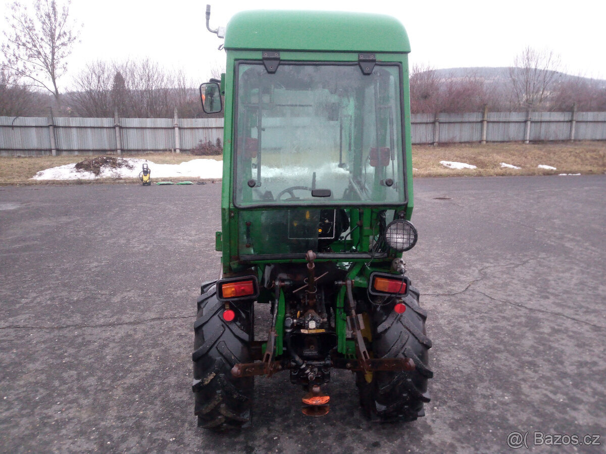 MALOTRAKTOR JOHN DEERE S ČELNÍM NAKLADAČEM - 4