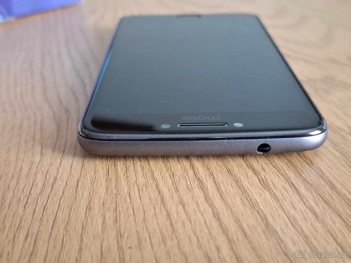Mobilní telefon Motorola Moto E4 Plus - 4