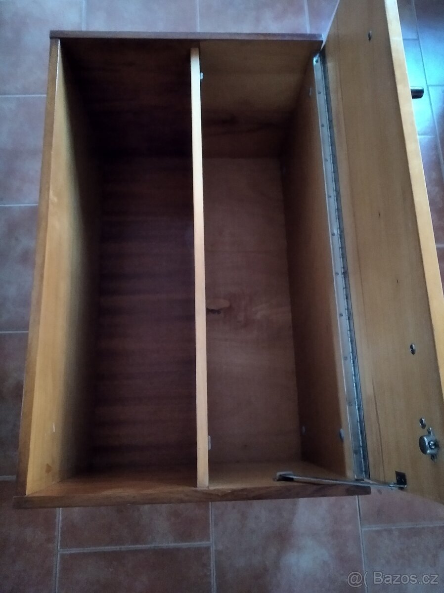 Postele a stolíky - 4