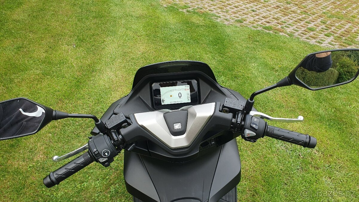 Půjčení skútru v Hradci Králové, zcela nová Honda PCX 125 - 4