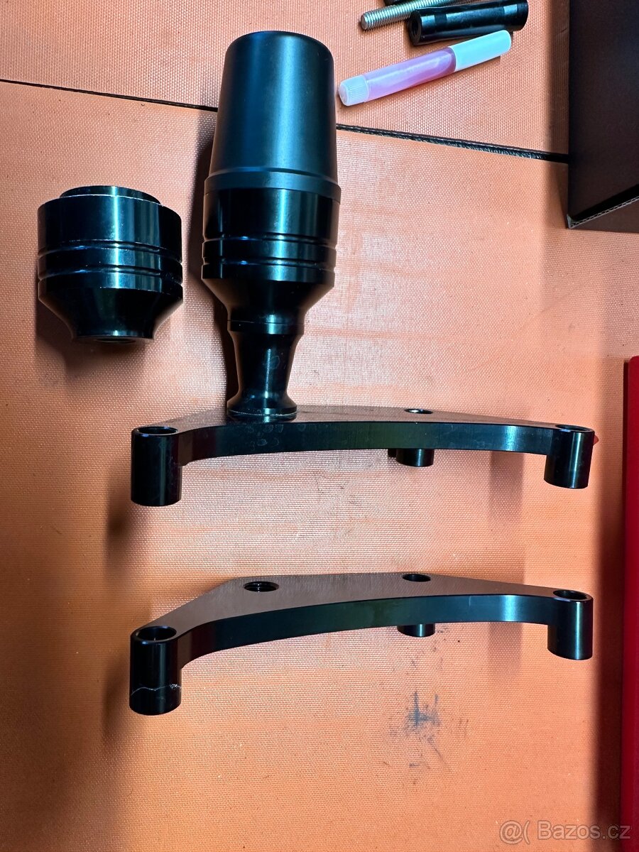 Ducati Panigale v4 padáky padací protektory crash bobbins - 4