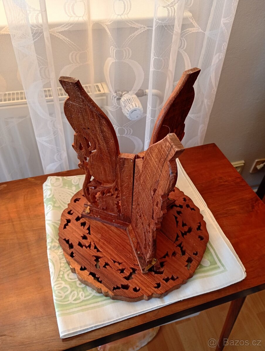 dřevěný vyřezávaný stoleček - 4