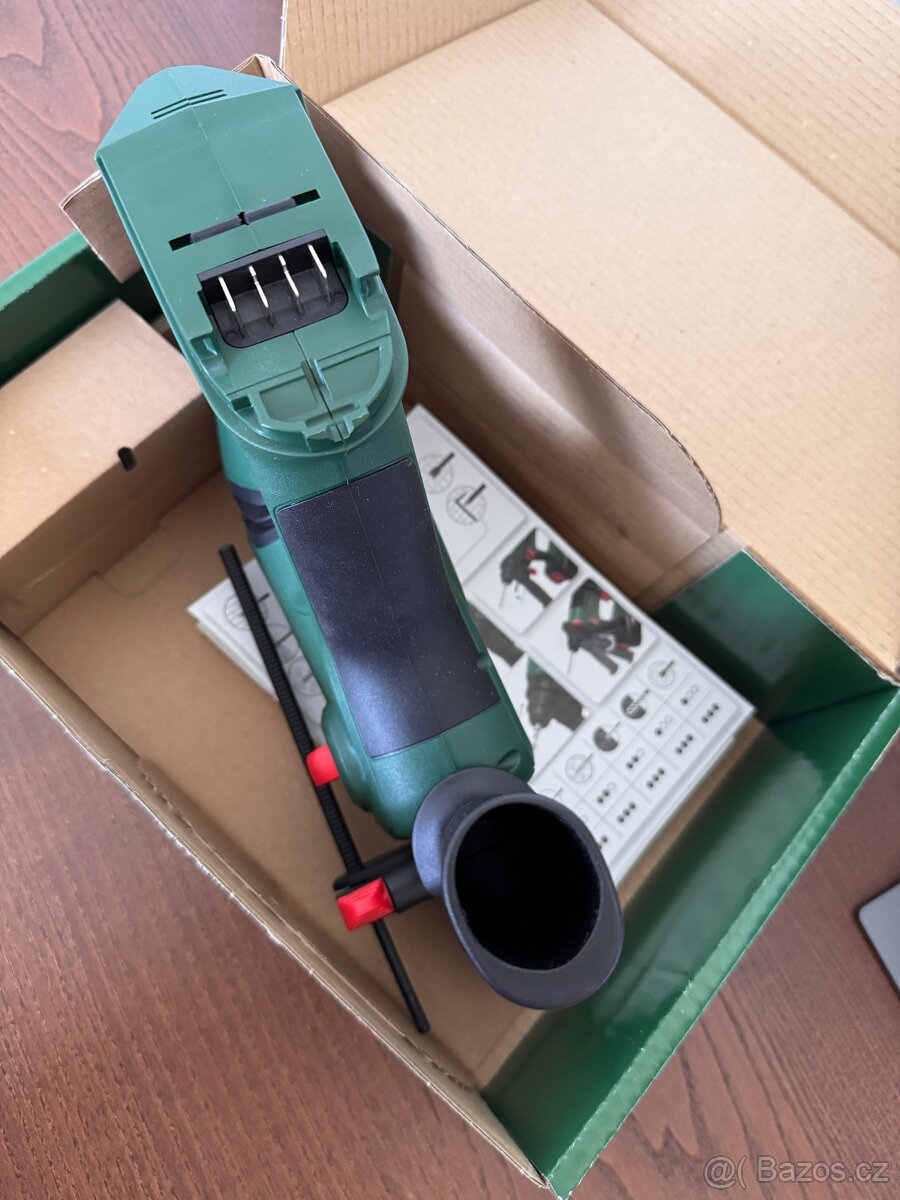 Nové vrtací kladivo Bosch Universal Hammer 18V - 4