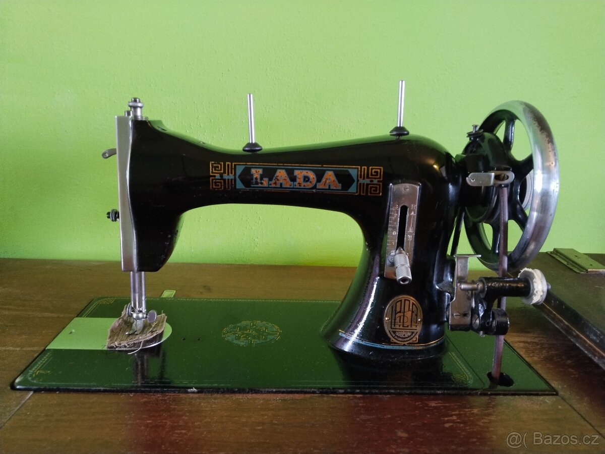 Prodám starožitný šlapací šicí stroj zn.LADA - 4
