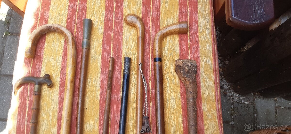 Vyřezávané dřevěné hole - 4