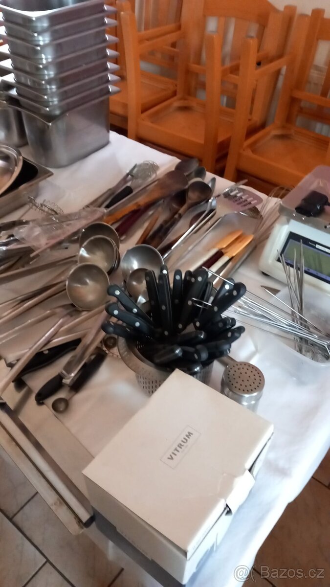 Inventář hospoda (stoly, gastro nádoby, talíře, sklenice) - 4