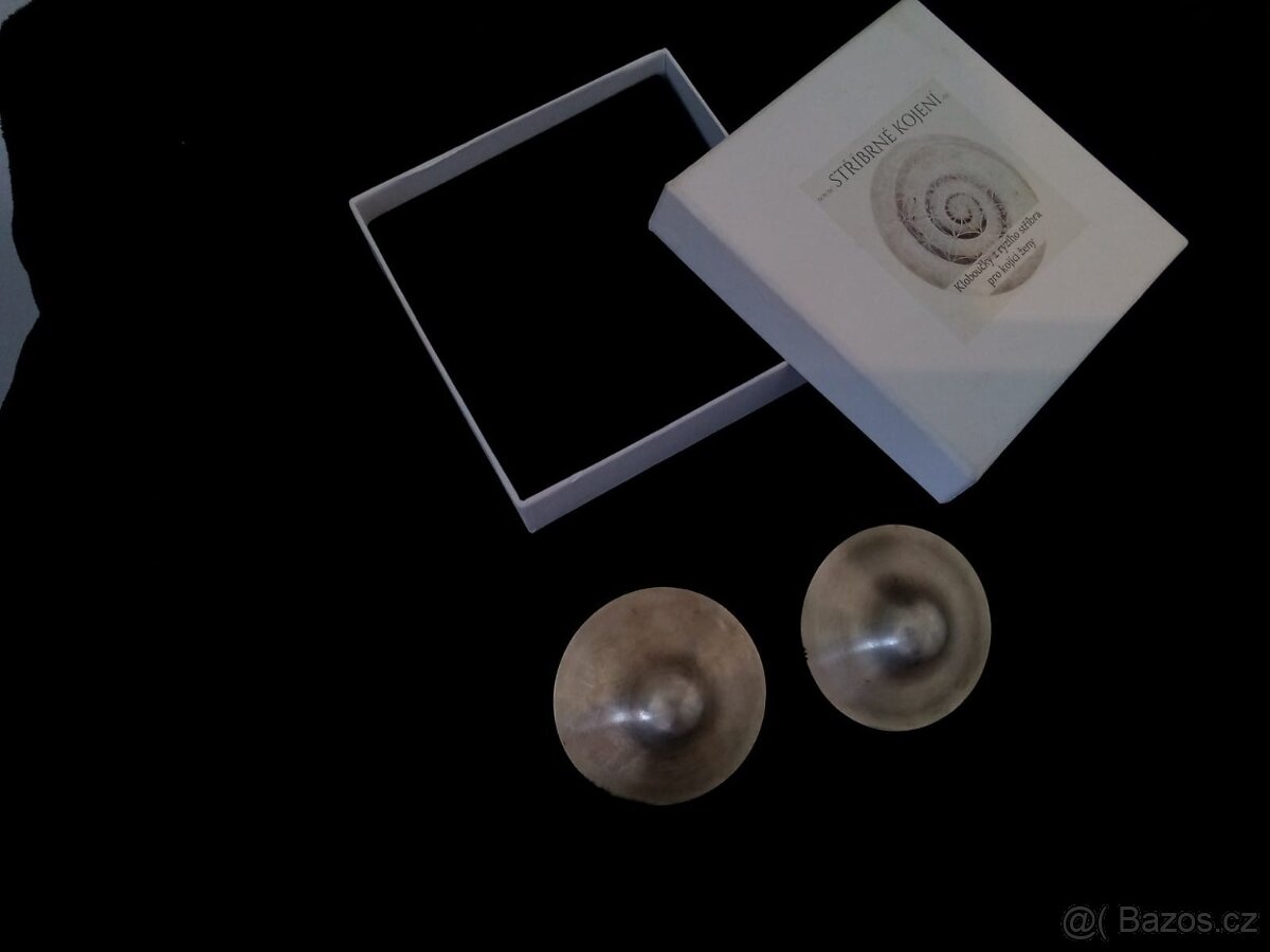 Prsní stříbrné kloboučky - 4