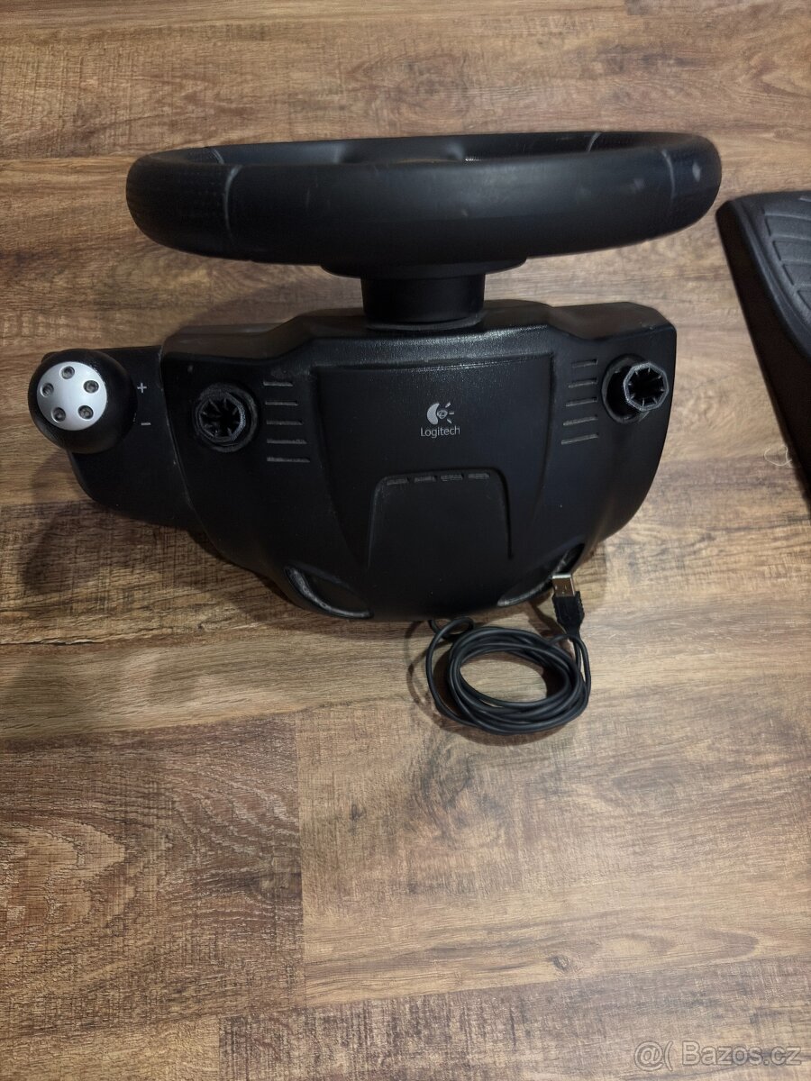 Logitech Driving Force GT + pedály – velmi pěkný stav - 4