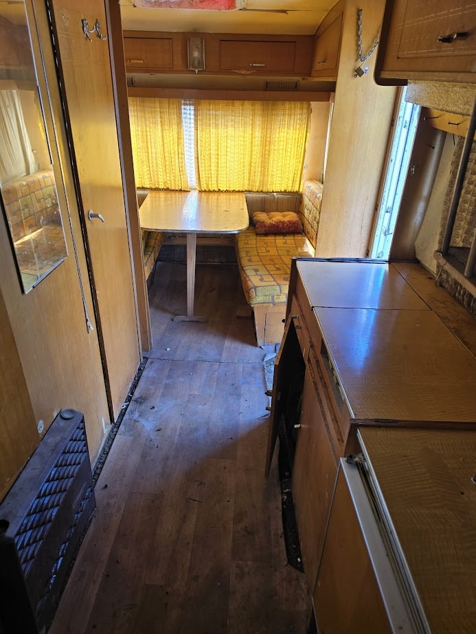 dvouosý obytný karavan na stání - 4