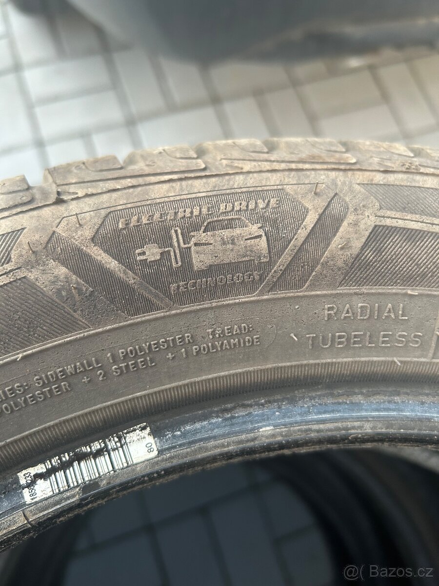 Zimní pneu Goodyear 195/60 R18 - 4