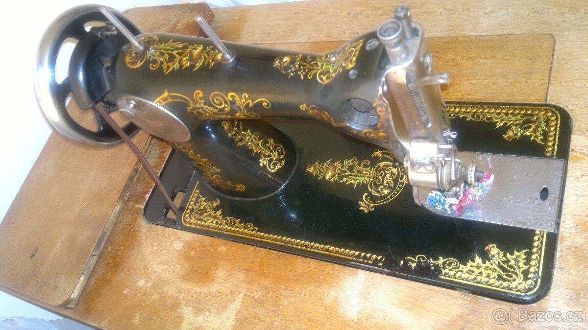 Historický šicí stroj ROYAL - 4