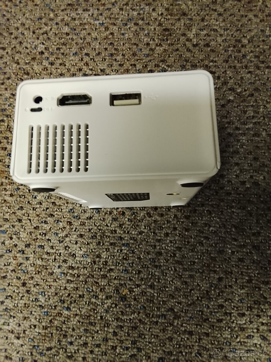 Prodám malý ale šikovný projektor - 4