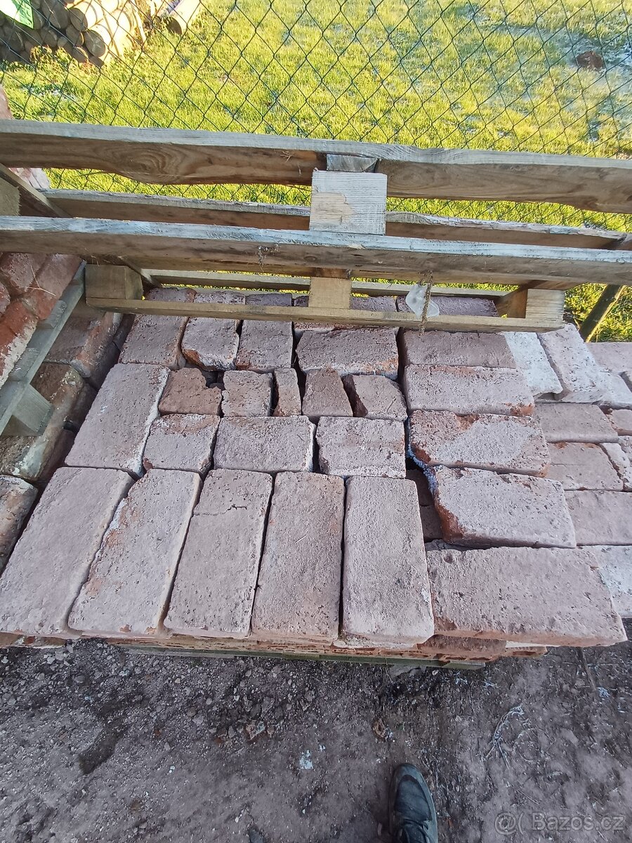 Pálené cihly očištěné 7Kč/kus - celkem cca 1000 kusů - 4