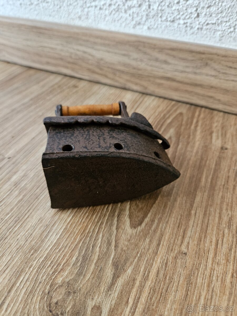 Stará litinová mini žehlička - 4