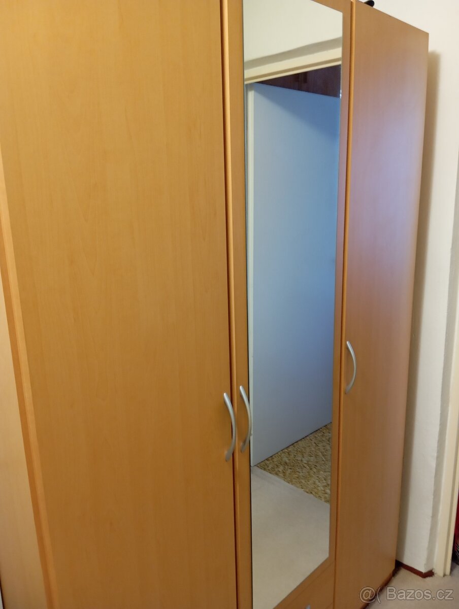 Prodám dvojitou skříň - 4