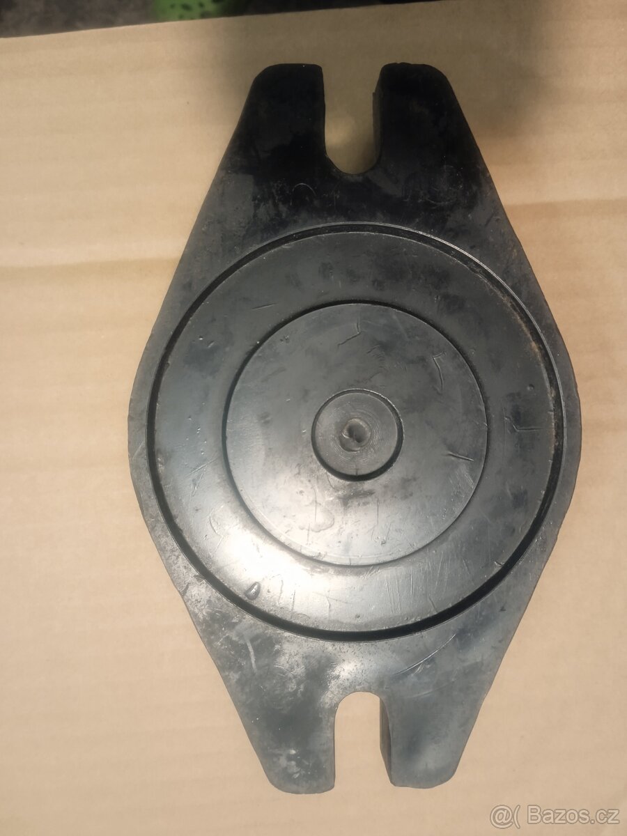 Prodám závěsné železné oka - 4