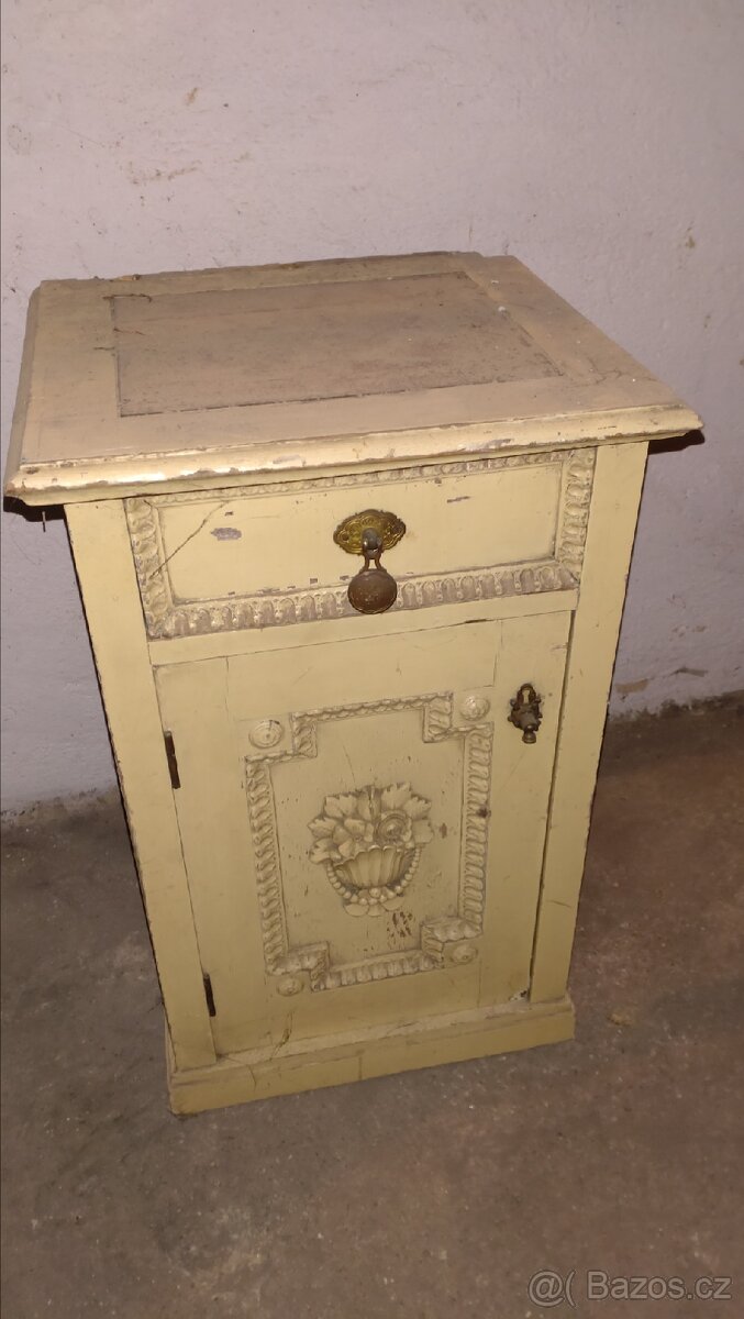 Starožitné sofa před renovací a noční stolek - 4