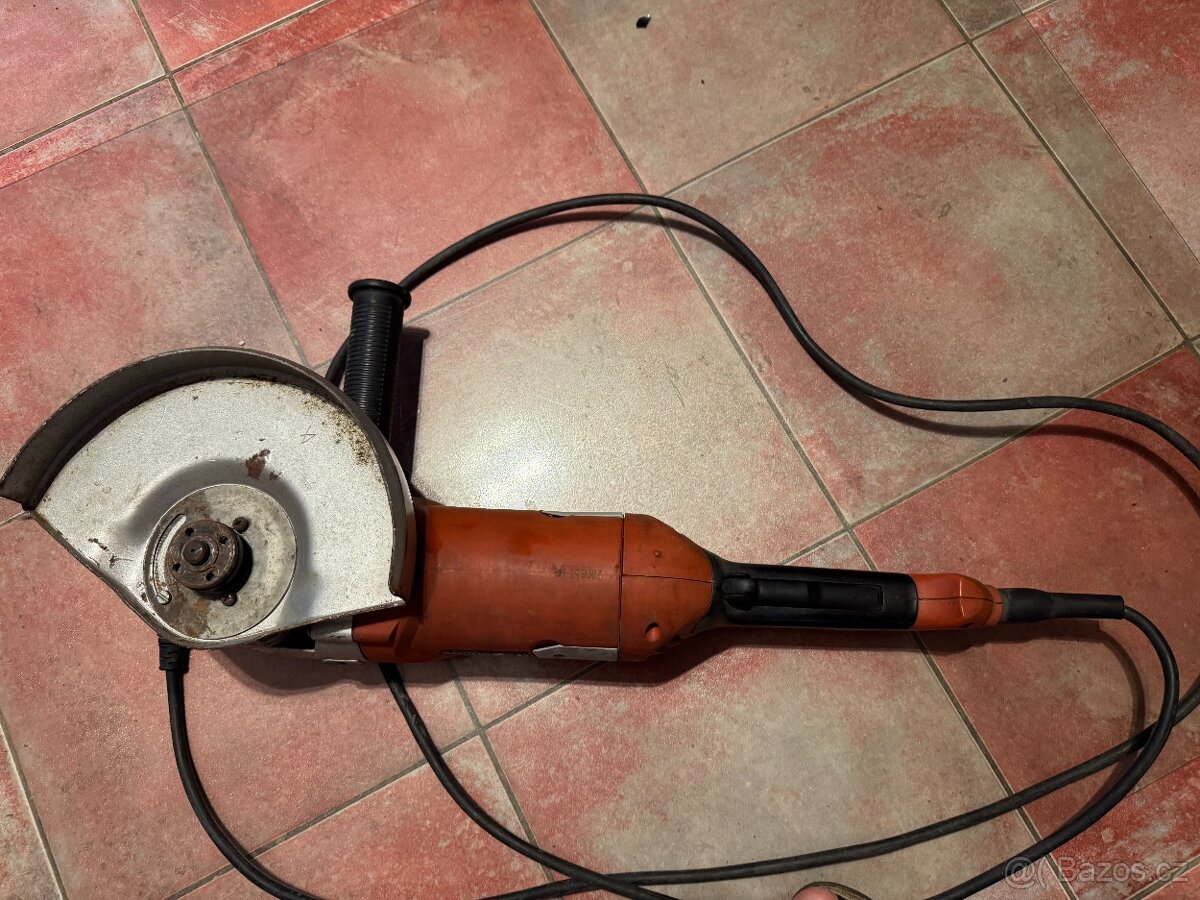 Úhlová bruska Black & Decker KG2000 - 2000W - 4