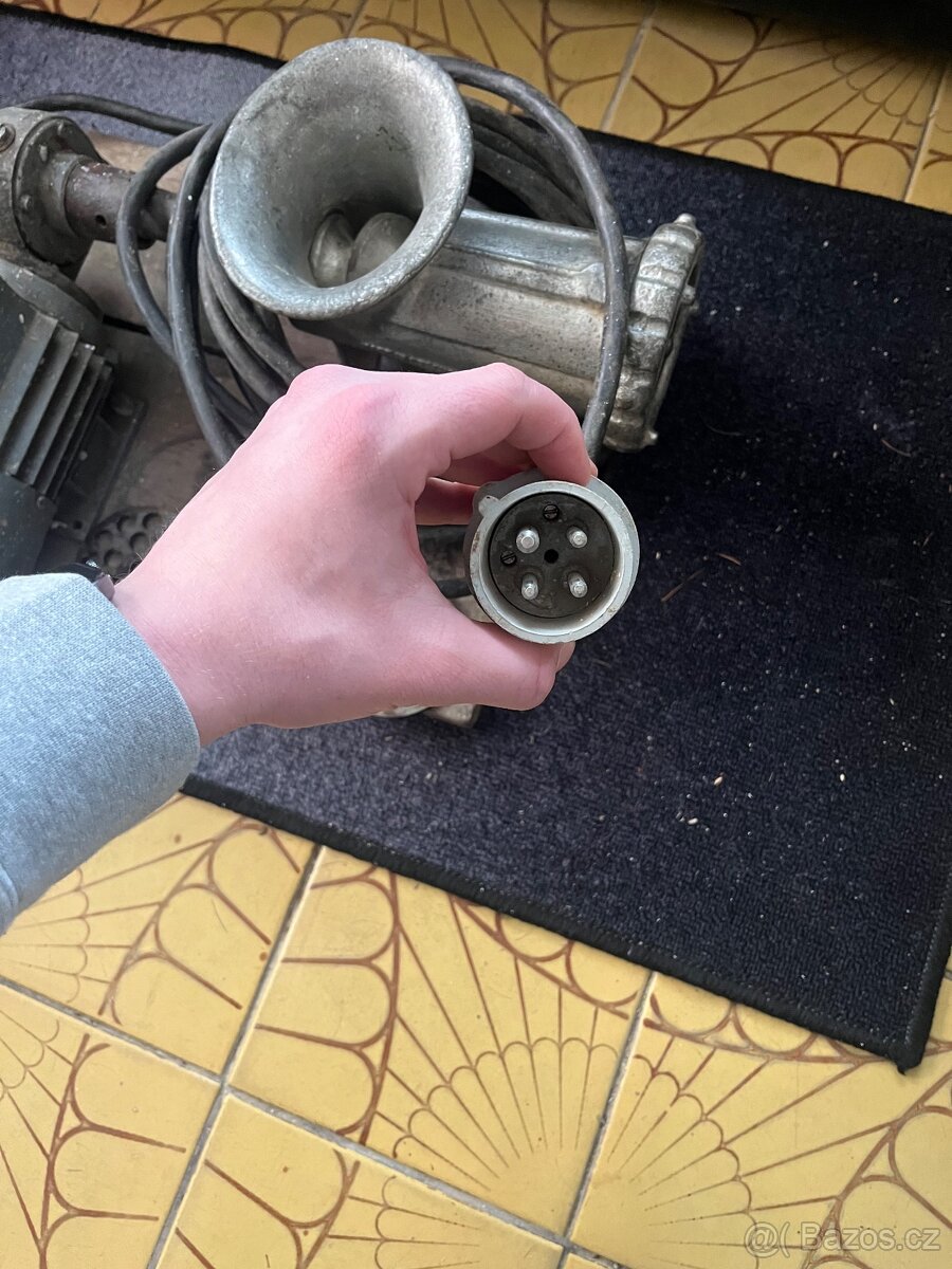 Mlýnek na maso s elektromotorem - 4