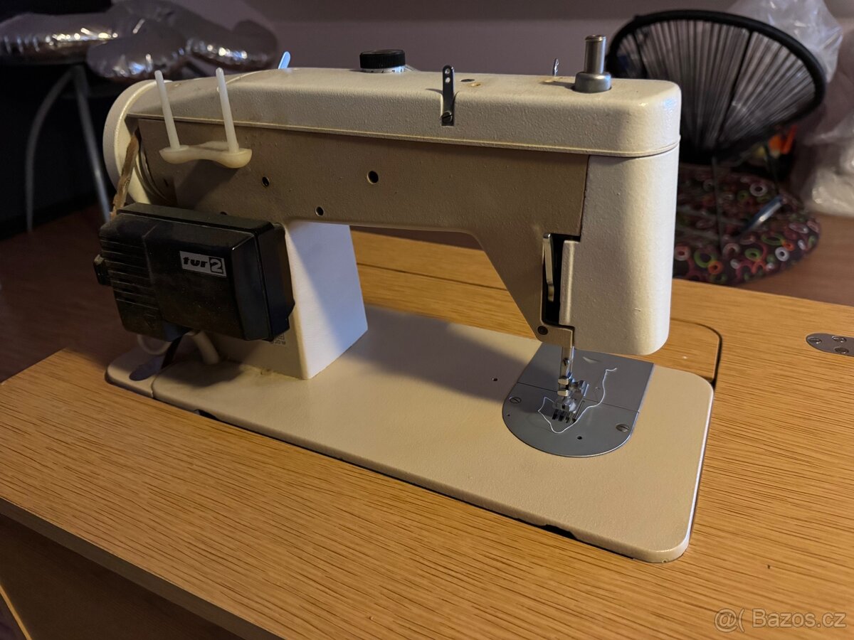 Retro skříňový šicí stroj Lucznik 438 - 4