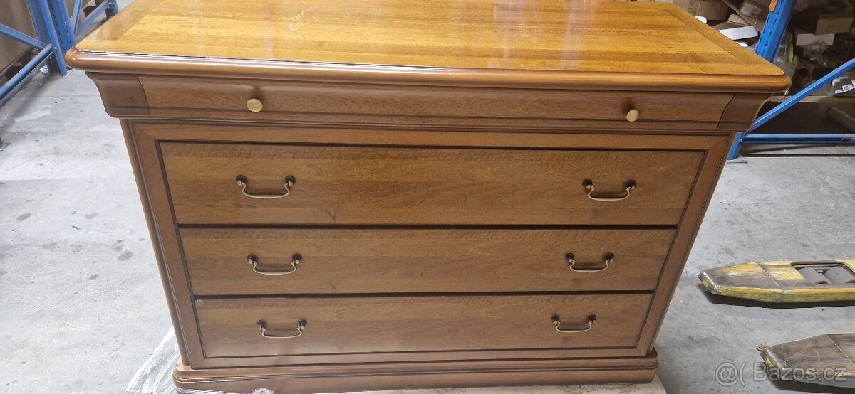 Masivní komoda a dva noční stolky - 4