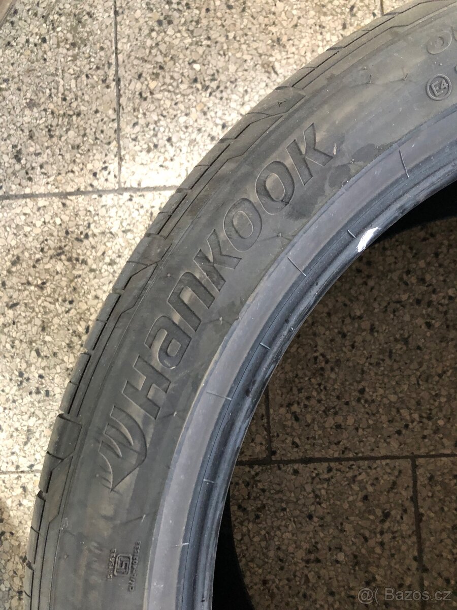 285/40/22 prodám 2ks letních pneu - 4