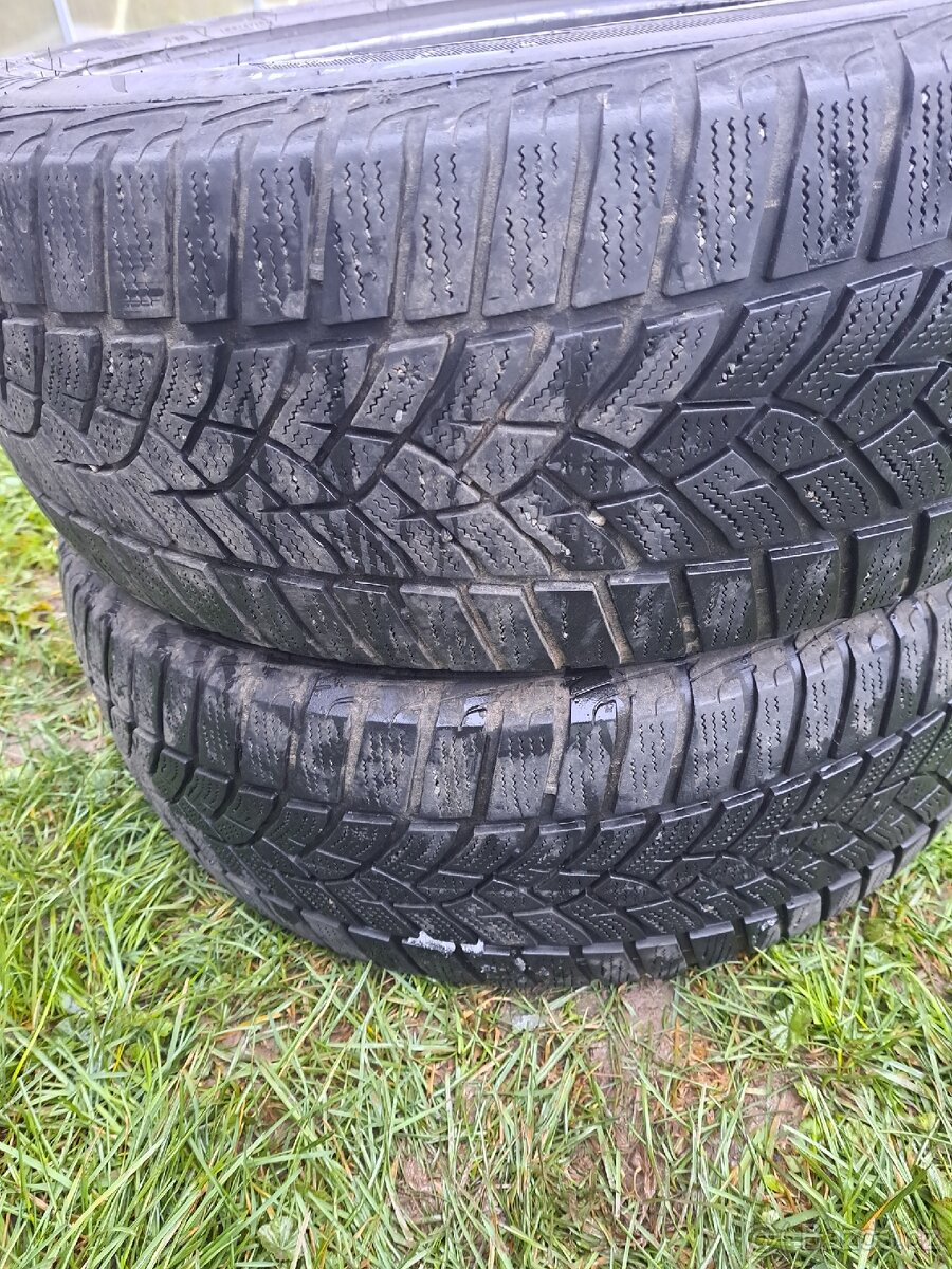 Zimní pneu.goodyear 215/55 R 17 - 4