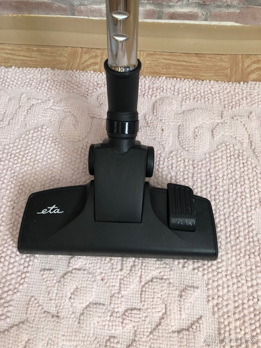 Bezsáčkovy vysavač ETA - 4
