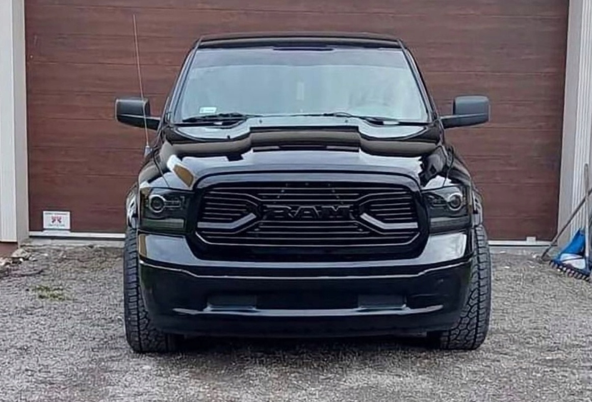 DODGE RAM 1500 2013-2018 ČERNÁ LESKLÁ MASKA + EMBLÉM NOVÁ - 4