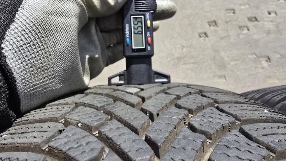 Zimní pneu 215/65/17 Bridgestone - 4
