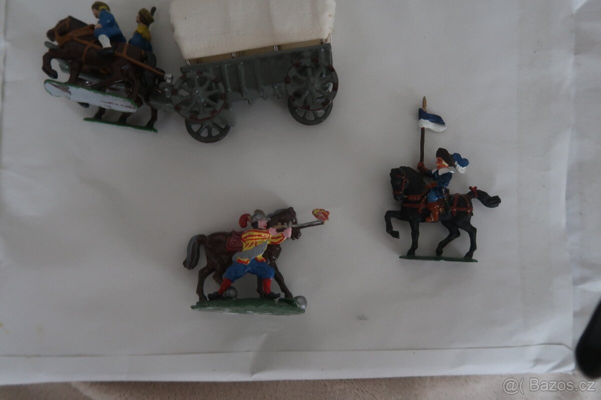 cínoví vojáčci a další figurky - 4