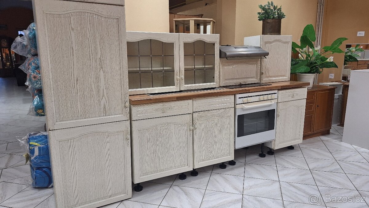 Bílá rustikální kuchyňská linka - 4