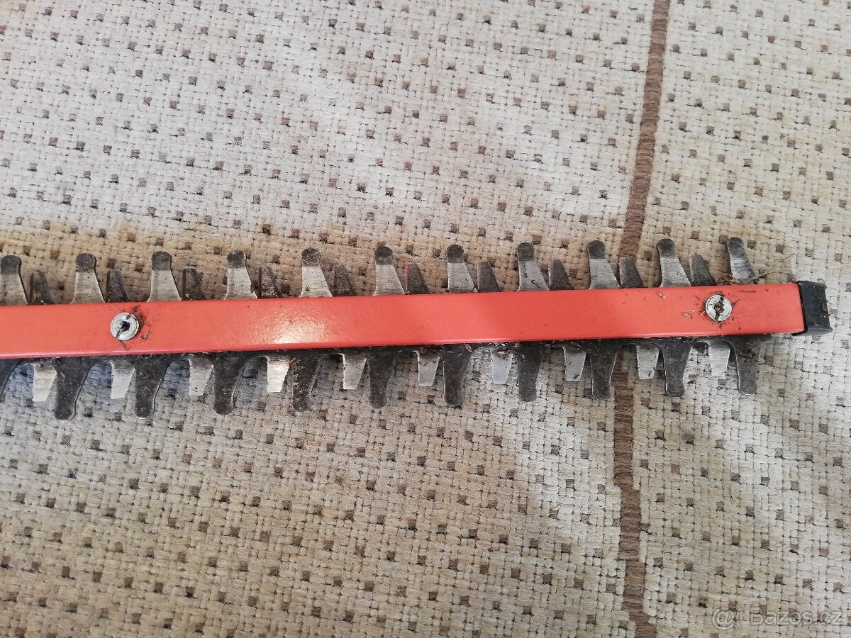 NŮŽKY NA ŽIVÝ PLOT - 4