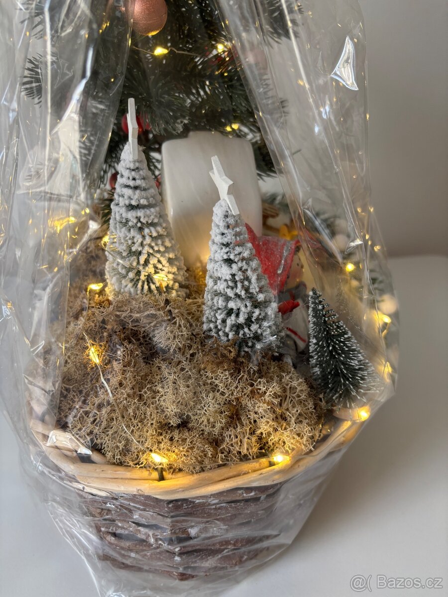 Zimní svítící koš plný různých dekorací - 4