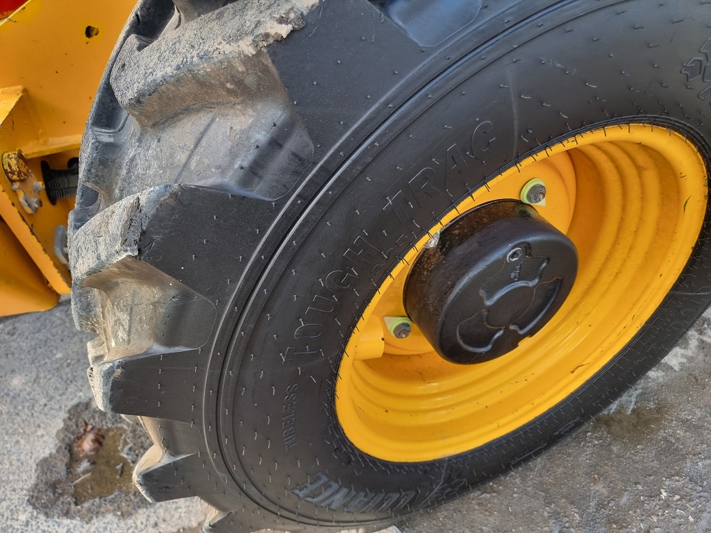 JCB 535-125 klimatizace, vyrovnávání Sway, hydraulické vidle - 4