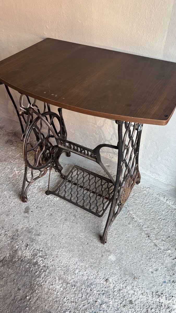 Stolek ze šicího stroje Singr - 4