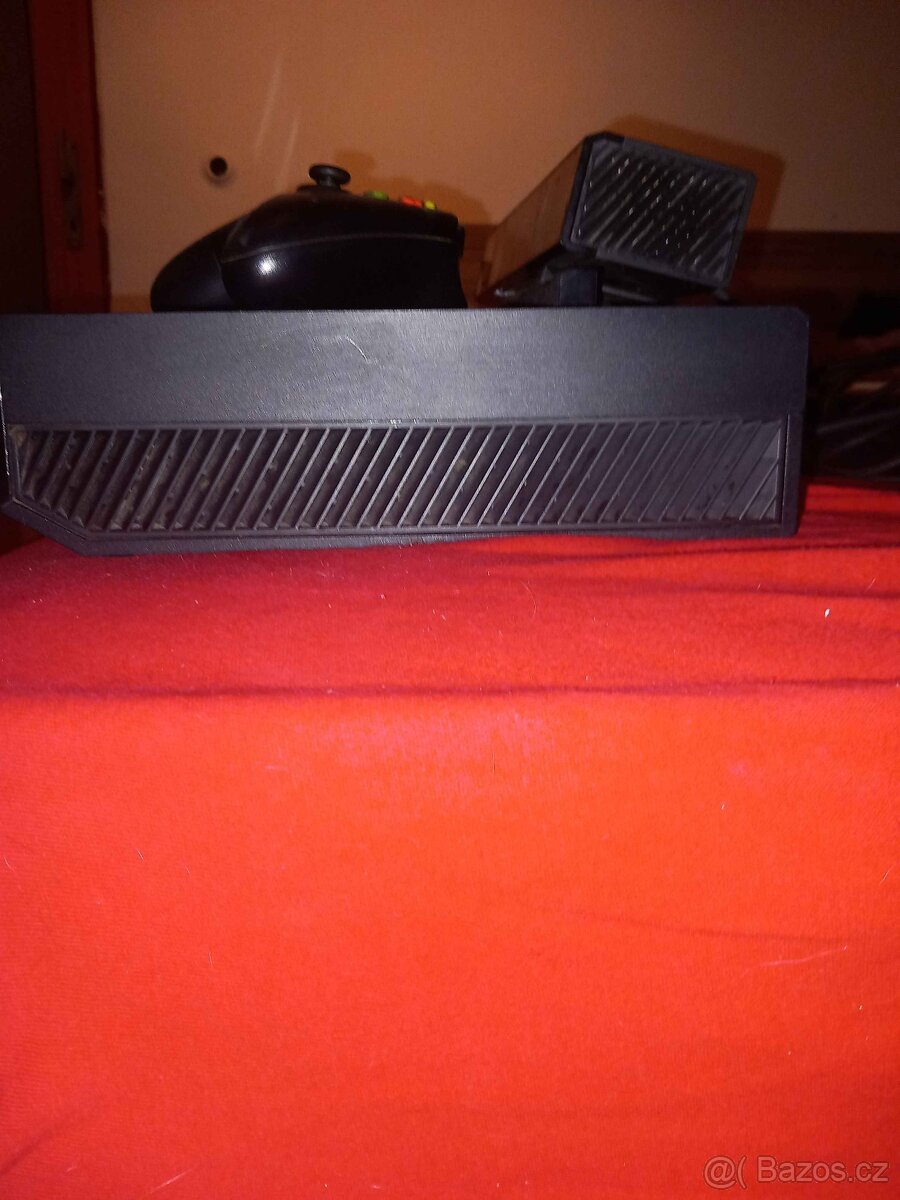 Prodám Xbox One bundle konzole + 2 ovladače + 10 her + Kinec - 4