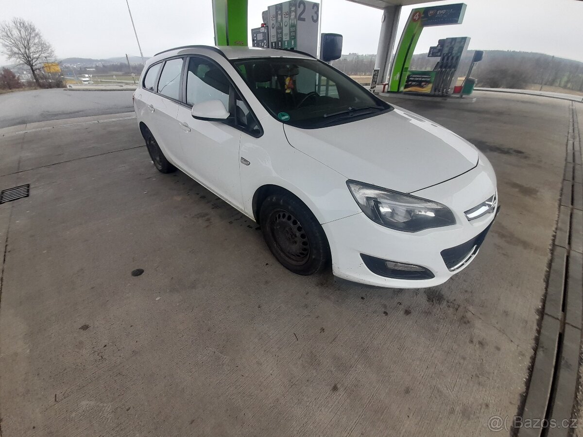 Astra 1,4 benzín 88kw,tažné nová stk - 4