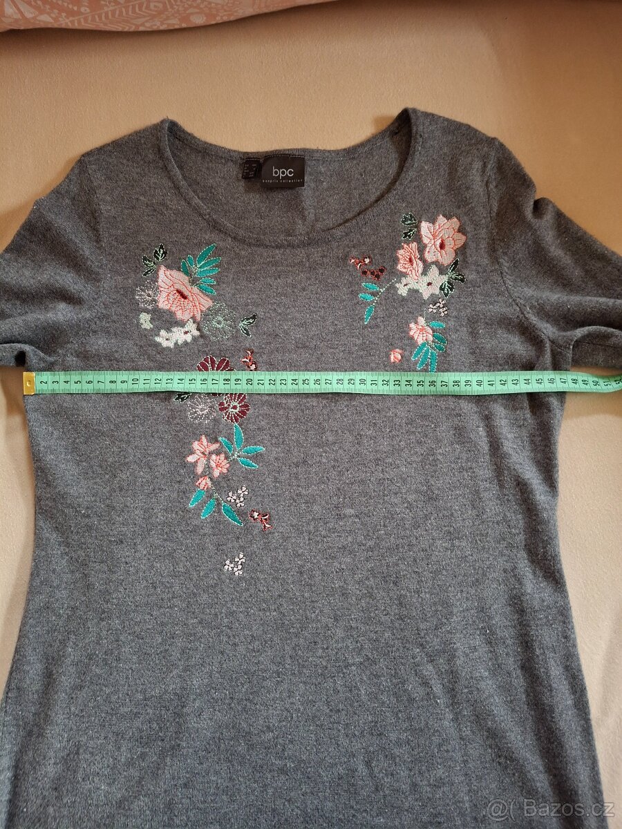 Slabší úpletové šaty s výšivkou - 4