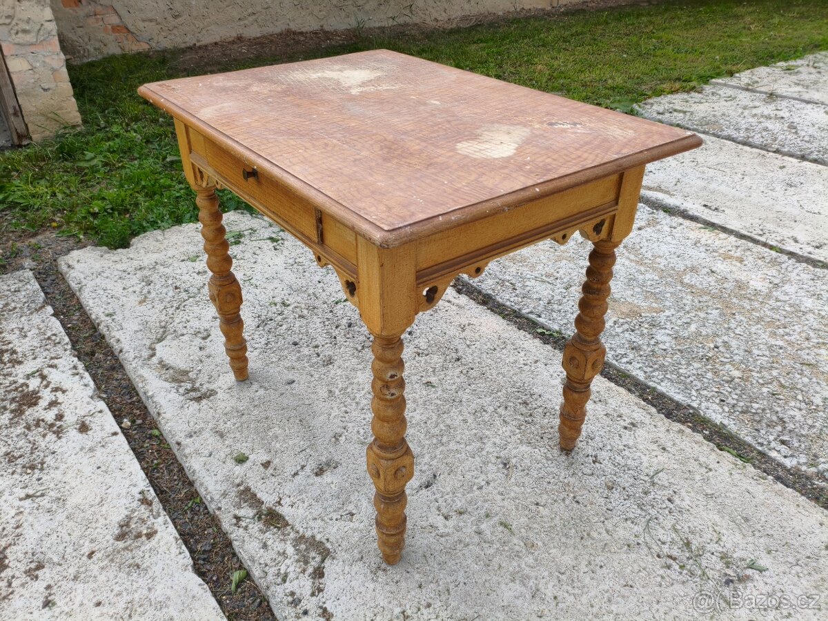 Starožitný vyřezávaný jídelní stůl - 4