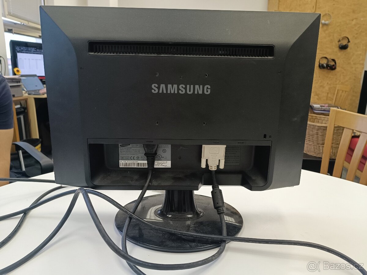Samsung SyncMaster 923NW – 19" LCD monitor, 1440x900, DVI-D - 4